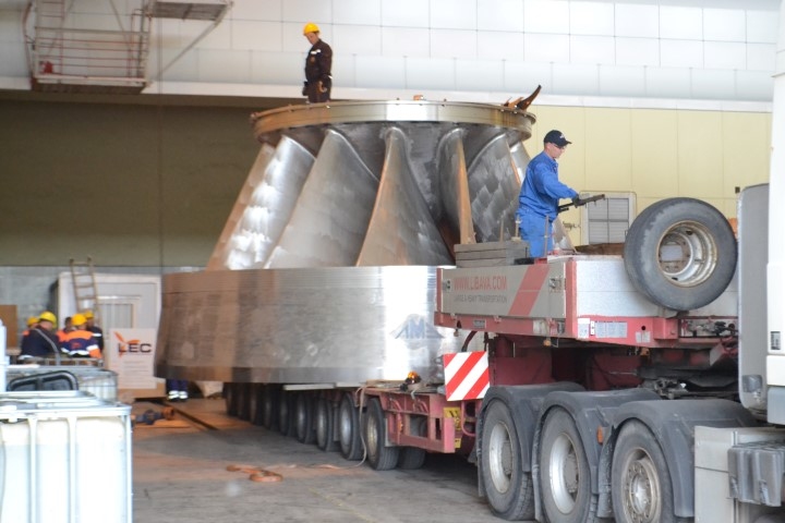 Mirklis pirms izkraušanas. Pļaviņu HES strādnieki rūpīgi gatavojas īpaši smagās kravas pacelšanai.

Autors: Imants Kaziļuns