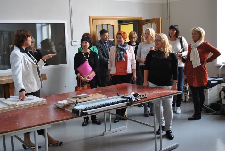 Ekskursija, kas iedvesmo. Aizkraukles profesionālās vidusskolas direktore Ruta Krūkle Zemgales novada jauniešu lietu speciālistus iepazīstināja ar skolā realizētajiem projektiem. 