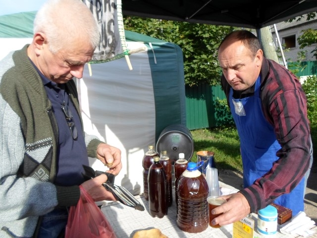 VIENĪGAIS. Pie alus stenda, kurš tirgū bija vienīgais,  ik pa laikam piestāja kāds izslāpis tirgus apmeklētājs. 
Autors: Ināra Sudare