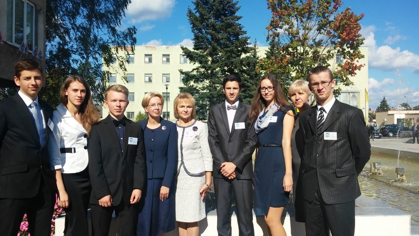 Zinīgie un erudītie. Vidusskolas klašu jaunieši Pēteris Pavlovičs (no kreisās), Aelita Zilgalve, Olafs Osītis, Saeimas priekšsēdētāja Ināra Mūrniece, Neretas Jāņa Jaunsudrabiņa vidusskolas direktore Laima Grebska, Mikus Saldovers, Dace Osīte, vēstures skolotāja Lija Saldovere un Hendriks Pupels.
Foto no Neretas  Jāņa Jaunsudrabiņa vidusskolas