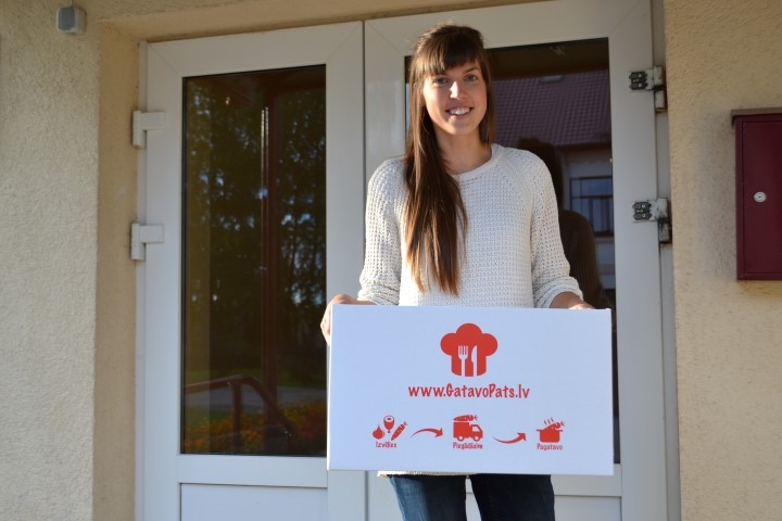 Darāmā netrūkst. Uzņēmuma īpašniece Aiga Dreimane personīgi nogādās pārtikas kasti līdz katra klienta namdurvīm. 
Autors: Ginta Grincēviča