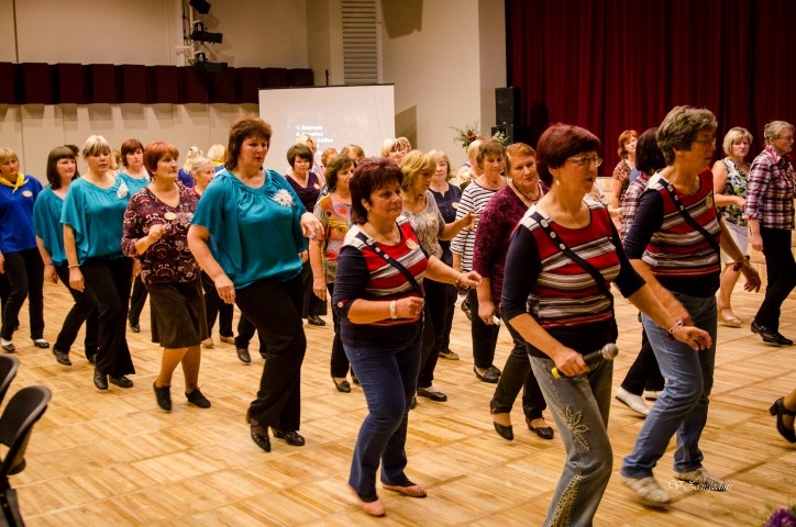 Visi reizē. Deju laukumā dodas visi, kuri prot konkrēto deju. Pirmajā rindā no labās — Aizkraukles dejotājas Inese Mārtiņa, Mirdza Elste un Anita Grīnvalde.                                                                             
Autors: Valdis Zvirgzdiņš