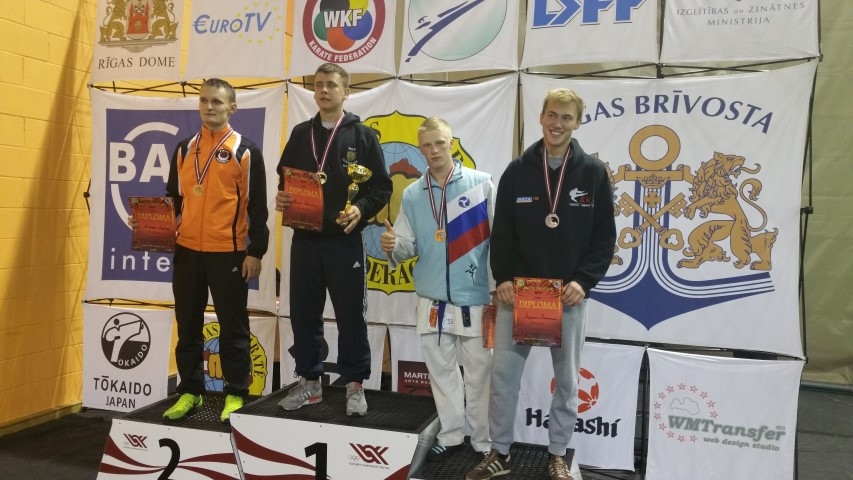LABĀKAIS. Alekss Fetkuļins (uz goda pjedestāla pirmā pakāpiena) ir viens no labākajiem karatistiem Latvijā un, iespējams, kādreiz šajā sporta veidā startēs arī olimpiskajās spēlēs.                                       
Autors: no kluba “Kadzan”