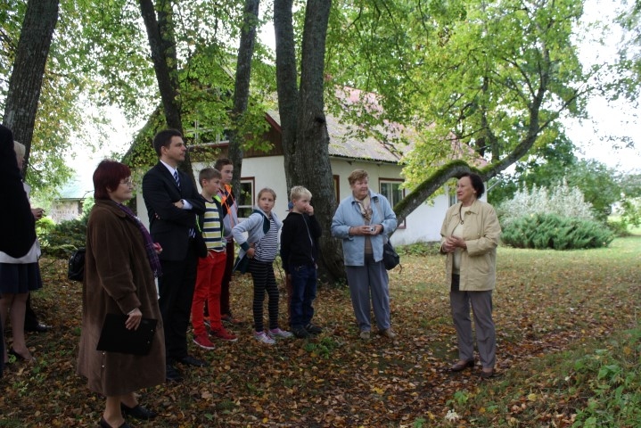 STABURAGA TUVUMĀ. “Tepat lejā ir Staburags, tikai jūs to nevarat apskatīt,” savu māju pagalmā viesiem rāda rakstniece Māra Svīre. 
Autors: Ance Liepa