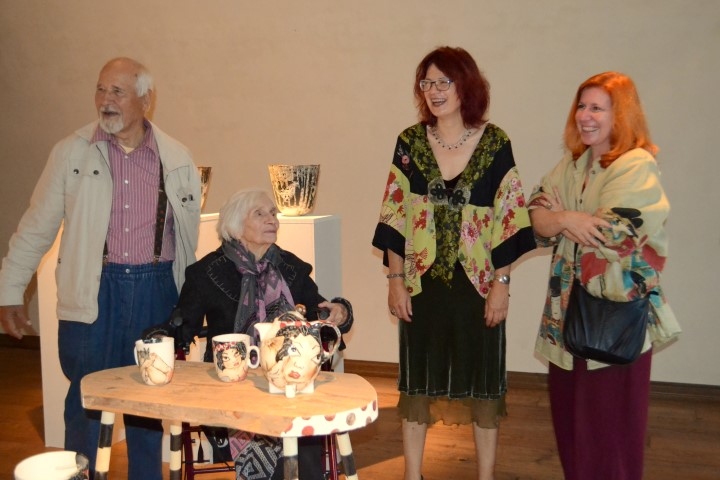 Vecāku prieks par meitas sasniegumiem. Gunārs un Ilga Skujas, Inguna Skuja un Melisa Bradena Marka Rotko mākslas centrā Daugavpilī izstādes atklāšanā.

Autors: Imants Kaziļuns