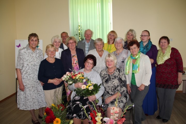 SVEICĒJU UN DRAUGU PULKĀ. Aina Blūzmane ar meitu Dzidru savā dzimšanas dienā Ģimenes atbalsta dienas centrā. 


Autors: Dace Svētiņa