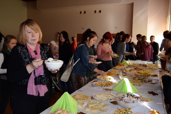 Sieri ar ļoti atšķirīgām garšām. Vanda Davidanova (no kreisās) piedāvā nobaudīt neierastākus siera salātus.
Autors: Imants Kaziļuns