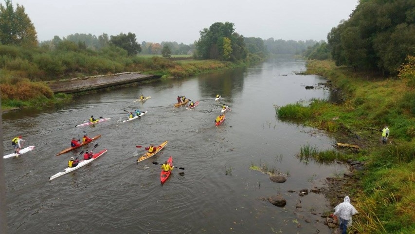 LEJUP PA AIVIEKSTI. Sacensību dalībnieki startēja dažādās laivu klasēs. 

Autors:  no Harija Gulbja albuma