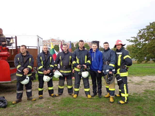 NEILGI PIRMS STARTA. Aizkraukles komandas vīri Raitis Lavrinaitis (no kreisās), Ainārs Mičulis, Aigars Savickis, Viktors Valainis, Arturs Grikpēdis (vēl nav paspējis pārģērbties, jo tikko ieradies no kvalifikācijas paaugstināšanas kursiem Ugunsdrošības un civilās aizsardzības koledžā), Lauris Gulbis un Artūrs Ciematnieks.
 
Autors: Līga Ciematniece