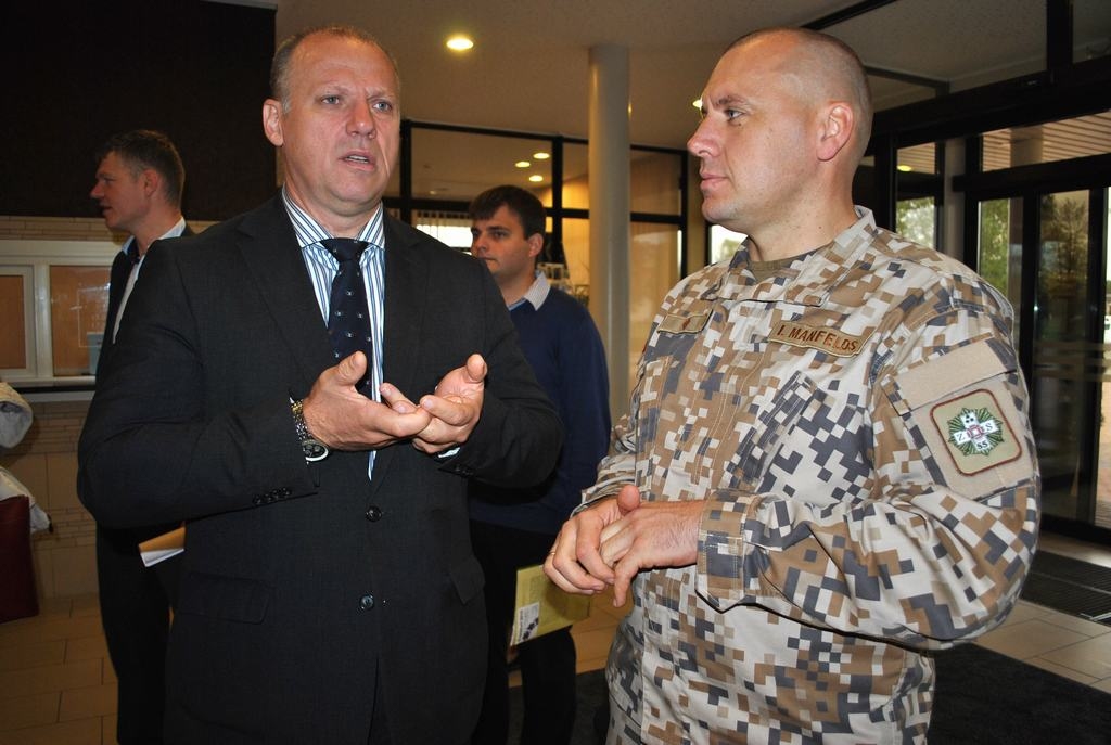Aizsardzības ministrs Raimonds Bergmanis  (no kreisās) un Zemessardzes 55. Aizkraukles kājnieku  bataljona komandieris majors Ingus Manfelds.