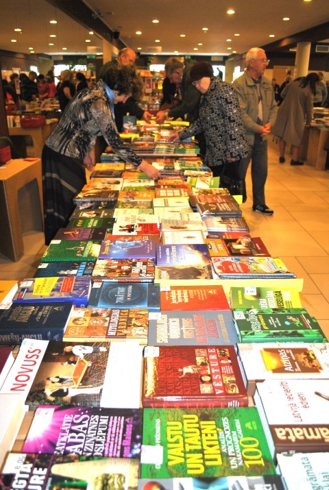 KATRA VĒLMĒM. Aizkraukles pilsētas kultūras namā bija plašs dažādu izdevniecību piedāvājums. Bija pārstāvēta arī SIA “Latvijas grāmata”, lielākā grāmatu vairumtirgotāja Latvijā. 
Autors: Guna Mikasenoka