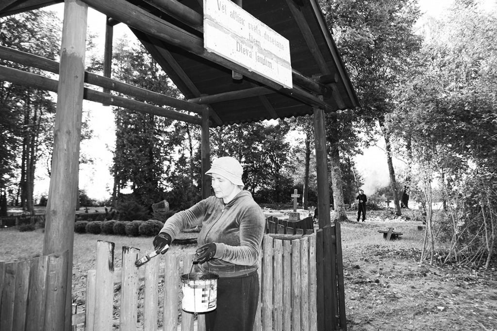 Indulānu kapsētā darba daudz. Aiga Mistre kopā ar neretiešiem vienā dienā visu  paveikt nevar.