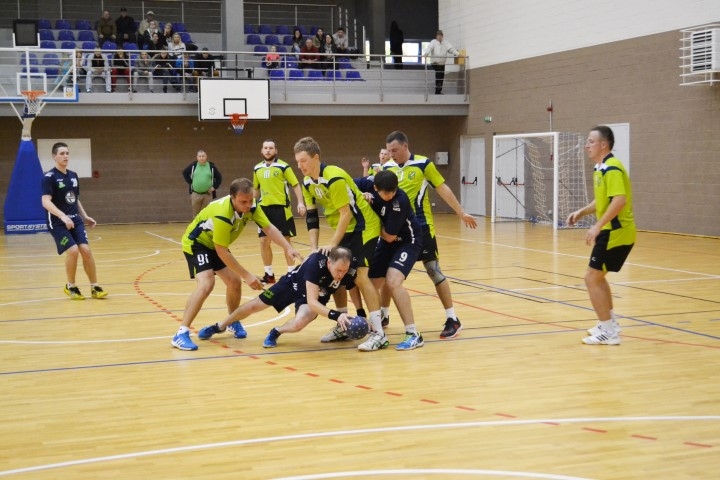 Skrīverieši aktīvi darbojās aizsardzībā, neļaujot pretiniekiem tikt pie brīva metiena.
Autors: Ginta Grincēviča