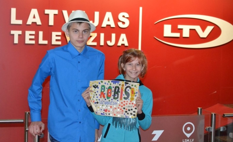 GATAVS CĪŅAI. Roberts Ozols pirms konkursa vestibilā kopā ar māsīcu Junonu. 

Autors: no Rutas Jankovskas albuma 