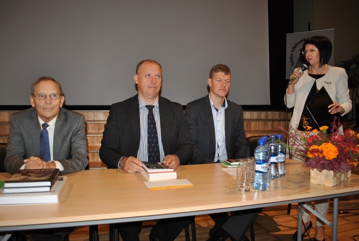 Runā par drošību. Grāmatu svētku laikā rīkotajā diskusijā piedalījās Saeimas deputāti Aleksandrs Kiršteins (no kreisās) no Nacionālās apvienības, aizsardzības ministrs Raimonds Bergmanis, Saeimas deputāts Vilnis Ķirsis no partijas “Vienotība”.                                                                                                                                                                                             
Autors: Guna Mikasenoka