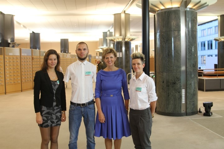 Gatis Caunītis (otrais no kreisās) kopā ar EP deputāti Inesi Vaideri un Latvijas pārstāvēm. 
 
Autors: no Gata Caunīša albuma