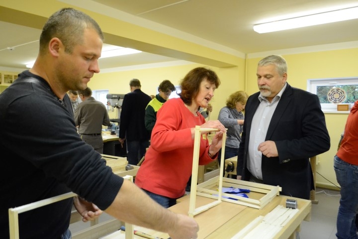 Pusstundā jāizgatavo trīs rāmīši. Aizkrauklietei Līvijai Goloveckai ar mazu padomu palīdz Jānis Bakmanis.
Autors: Imants Kaziļuns