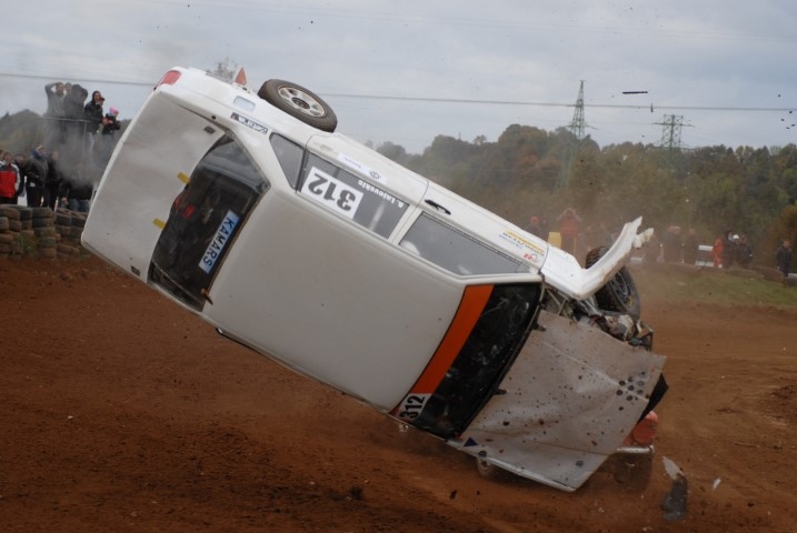 LIDOJUMS. Kad sacensības beigušās, mēroties spēkiem piedāvā mehāniķiem, kuriem sacīkšu braucēji ir gatavi uzticēt savas mašīnas. Neveiksmīgs starts šoreiz izvērtās aizmugures piedziņas klases trešās vietas ieguvēja Andreja Lajevska mehāniķim, kurš ar Andreja mašīnu trasē, veicot vairākus kūleņus gaisā, avarēja.                                                                                                                                                            
Autors: Jānis Galviņš