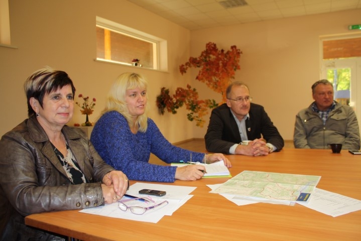 UZKLAUSA VIEDOKLI. Noteicošais lēmums par ceļu remontu jāpieņem lauku uzņēmējiem, to uzklausa Staburaga pagasta pārvaldes vadītāja Aina Ķīse (no kreisās) un Jaunjelgavas novada domes vadība — Gundega Zarāne, Guntis Libeks un Uldis Albiņš. 
Autors: Ance Liepa