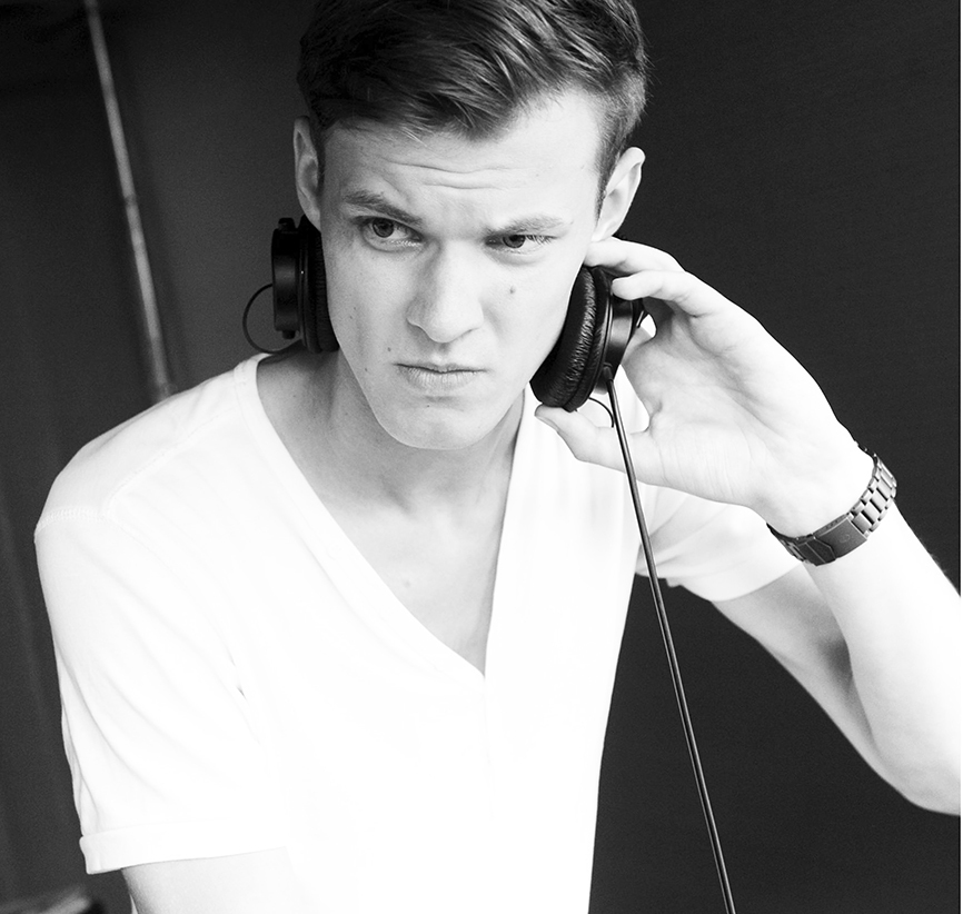 MAGNUSS ERIŅŠ —  radio ētera personība,  televīzijas kadra un aizkadra balss. Aizvadītās nedēļas nogalē viņš piedalījās arī TV šovā “Mana dziesma”. 

Autors: no privātā albuma