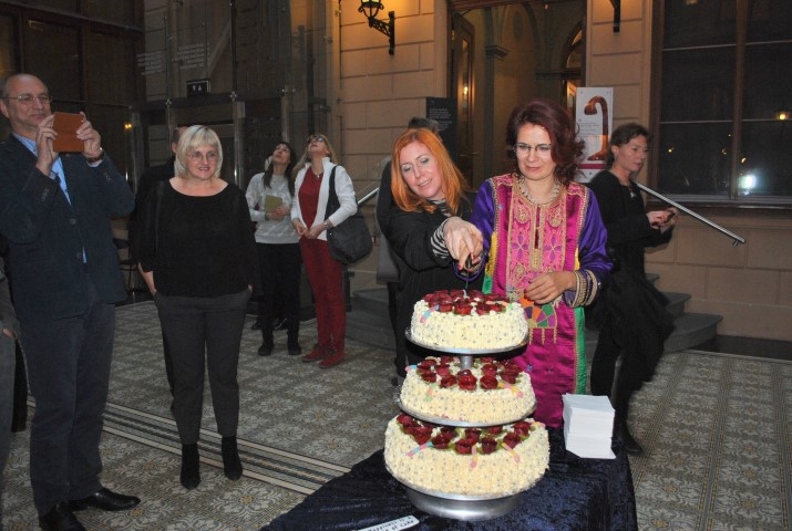 Svinot jubileju un lieliskos panākumus. Šogad zīmols “SkujaBraden” piedalījies septiņās pasaules valstīs 11 izstādēs, un no tām četras bijušas personālizstādes.
Autors: Imants Kaziļuns