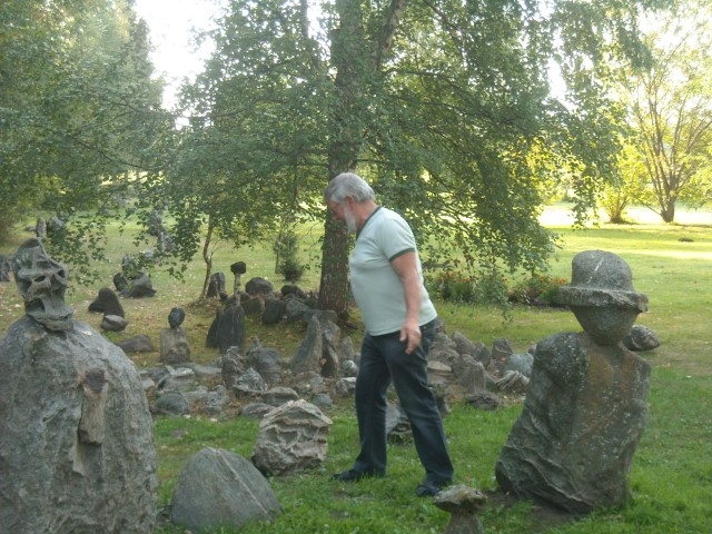 Akmeņu saimnieks Vilnis Strautiņš pārskata savu “saimniecību”. 
Autors: no Zigrīdas albuma