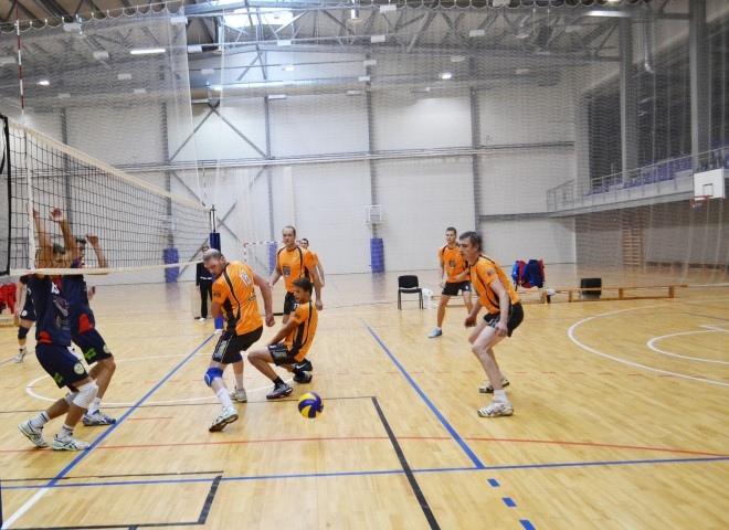 Punkts pretiniekiem. Aizkraukles volejbolisti spēli iesāka pārliecinoši, taču nespēja līdz galam noturēties un beigās cieta zaudējumu.
Autors: Ginta Grincēviča