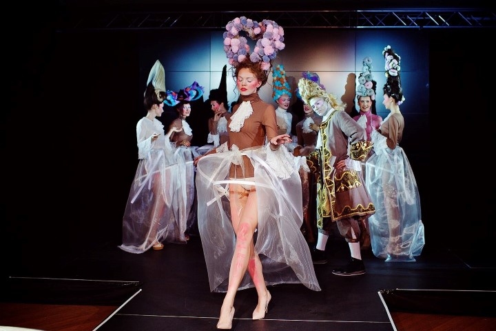 IESPAIDĪGI. Frizieru veidotie matu sakārtojumi, ko varēja vērot šajā pasākumā, ir pārsteidzoši. 
Autors: no “Create in Riga”