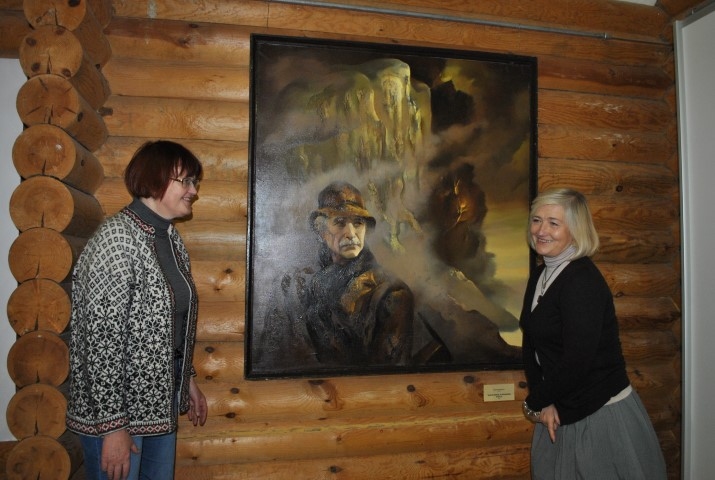 D. Staprēnas darbs ir arī Aizkraukles luterāņu baznīcas altārglezna un šis — Aleksandra Štrāla portrets ar Staburaga klinti fonā. Muzeja krājumu glabātāja Ilzīte Ozoliņa (no kreisās) un direktore Dzintra Cepure katru no gleznām papildina ar interesantiem faktiem.