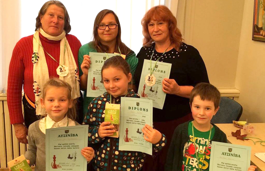 Daļa šaha turnīra dalībnieku pēc apbalvošanas.