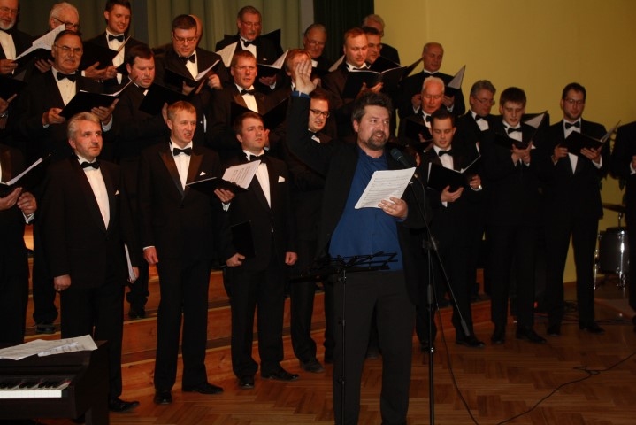 “Gaudeamus” vīru spēku ar sajūsmu uzņem klausītāji. Solo dzied Rihards Rudzītis — šī koncerta idejas autors. 
Autors: Ance Liepa