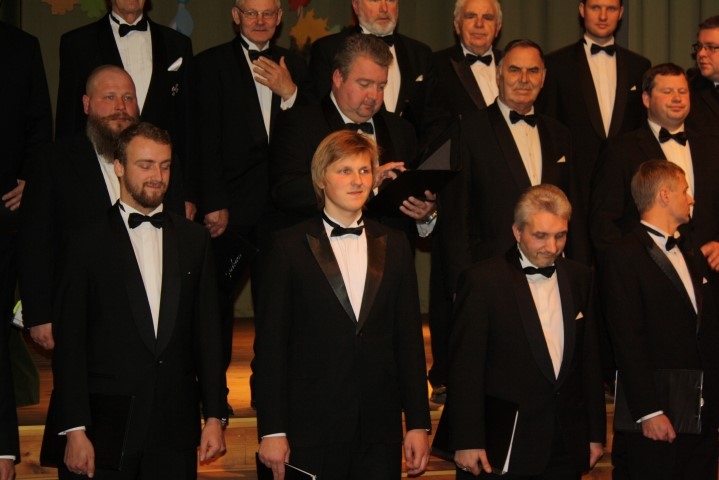 “TE NU ES ESMU!” par dziedāšanu vīru korī “Gaudeamus” saka aizkrauklietis Edvards Valdmanis (pirmajā rindā otrais no kreisās).  