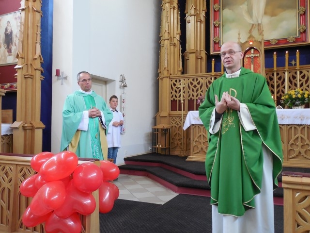 PĀRMAIŅAS. Pļaviņu katoļu draudzi līdz šim vadīja Andžejs Stoklosa (no kreisās), tagad to darīs Pēteris Alusiks. 
Autors: Sandra Pumpure