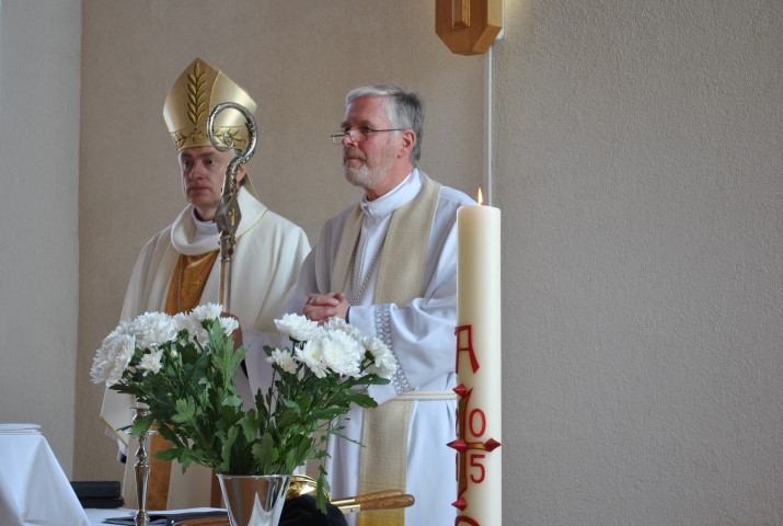 ĪPAŠI SVINĪGS BRĪDIS. 25 gadu jubilejas dievkalpojumu vadīja Daugavpils diecēzes bīskaps Einārs Alpe (no kreisās) un Kristus Spēka Aizkraukles evaņģēliski luteriskās baznīcas draudzes mācītājs, Sēlpils iecirkņa prāvests Ainars Spriņģis. 