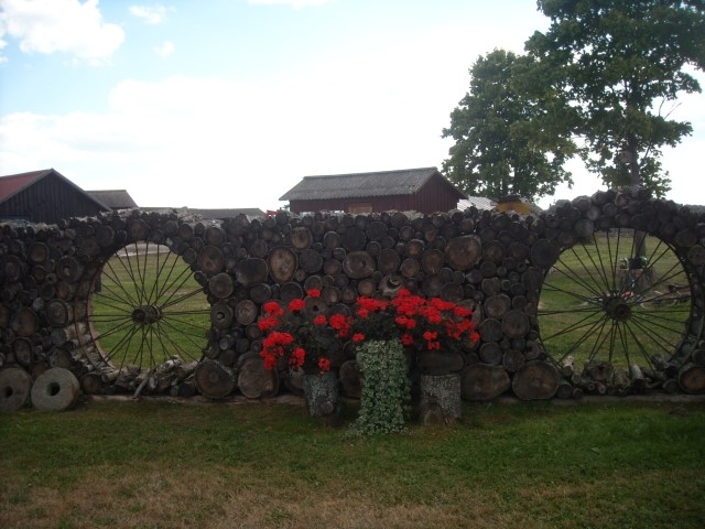 NEPARASTI. Arī tādas mēdz būt sētas. 
Autors: no Zigrīdas albuma