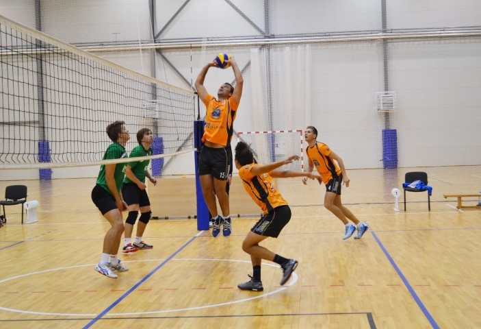 LIELISKA SASPĒLE. Cēlājs Vjačeslavs Grimailovs paceļ bumbu, kuru pretinieku laukumā raidīs uzbrucējs Reinis Otto (priekšplānā). 
Autors: Ginta Grincēviča