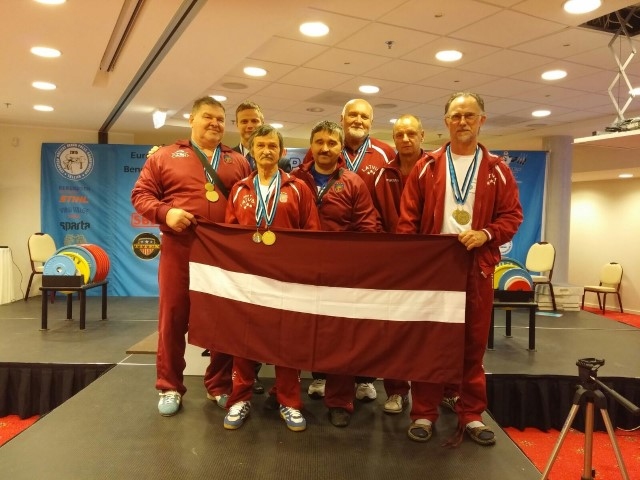 LATVIJAS IZLASES SASTĀVĀ aizkrauklieši Dainis Reinholds (no kreisās), Jevgēņijs Vorobjovs un treneris Jurijs Ivaņušins. Pārējie izlases pārstāvji — 
tiesnesis Raivo Lapiņš (aizmugurē no kreisās),  sportisti Valdis Alksnītis, Ivars Kertjānis un Jānis Lasmanis.                  
Autors: no Raivo Lapiņa albuma