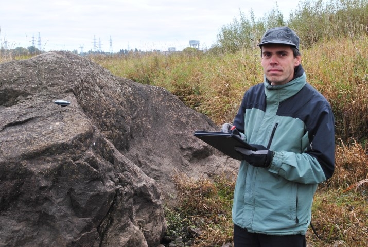 Aizkraukles dižakmens. Andris Grīnbergs veic mērījumus ar GPS, lai noteiktu iespējami precīzāku akmens atrašanās vietu. 
Autors: Līga Patmalniece