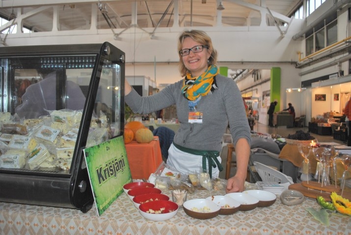 Mākslas zināšanas izpaužas, jaucot garšas. Divus desmitus dažādu sieru izstādē piedāvāja Iluta Straģe.
Autors: Imants Kaziļuns