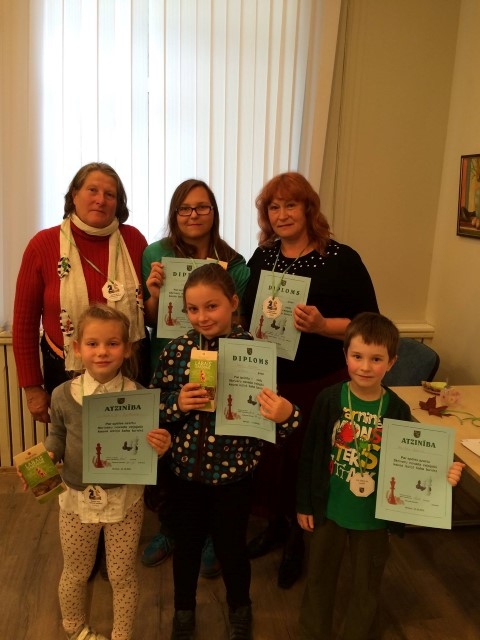 UZVARAS PRIEKS. Daļa šaha turnīra dalībnieku pēc apbalvošanas.


Autors: Anda Krauze