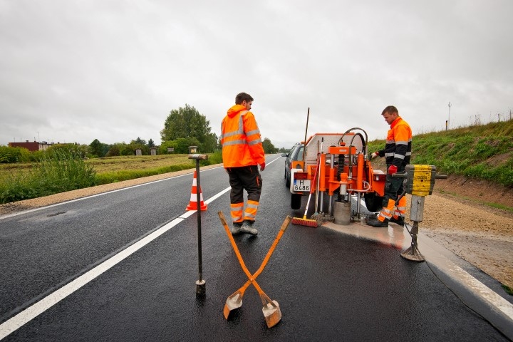 Ceļa parauga, kas paņemts uz Rīgas—Daugavpils šosejas pie Klidziņas, pārbaude apliecināja, ka tas atbilst visām kvalitātes prasībām.

Autors: no VAS “Latvijas valsts ceļi”
