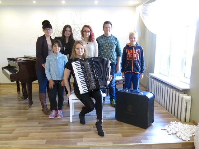 JAUNAIS AKORDEONS labi skan jaunās un talantīgās skolotājas Maritas Karpas rokās.	

Autors: Marita Vaivode