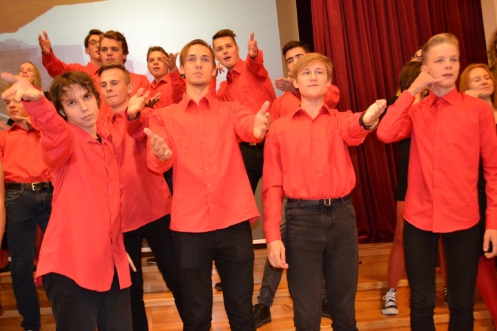 IR VĒRTS! Klausoties “De Cantare” jauniešu augstvērtīgo dziedājumu, vērojot līdz niansēm noslīpēto priekšnesumu, nostiprinās pārliecība, ka domes piešķirtā naudas summa ir ļoti vērtīgs ieguldījums. Viņi to ir pelnījuši! Attēlā — daļa no dziedātājiem.
Autors: Guna Mikasenoka