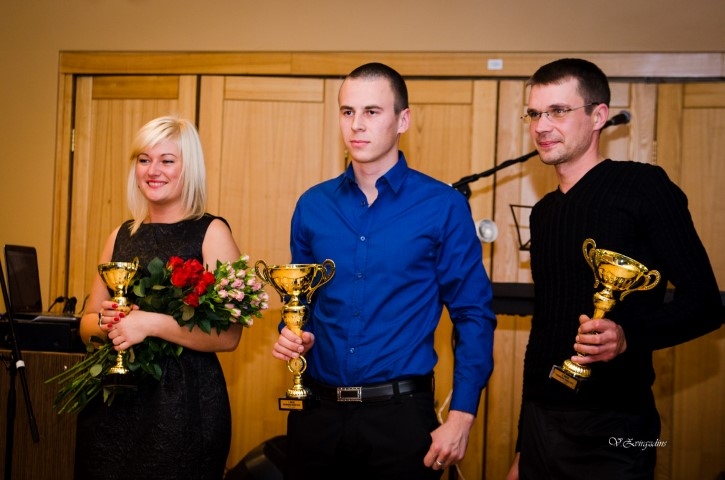 Priekšas piedziņas automašīnu grupas uzvarētāji — Dace Rozenštama (no kreisās), Aivars Kreijers un Edgara Trumuļa mehāniķis.                                                                                                                    
Autors: Valdis Zvirgzdiņš