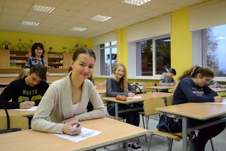 Bez uztraukuma. Anastasija Prohoda (priekšplānā) atzīst, ka visgrūtākie bija konkursa papildjautājumi, visvieglākie — saistītie ar modernajām tehnoloģijām.
Autors: Imants Kaziļuns