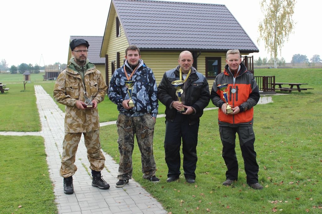 Uzvarētāji. Otrās vietas ieguvējs Uģis Gross (no labās), sacensību uzvarētājs aizkrauklietis Pāvels Kerans un trešās vietas ieguvējs Aigars Kalitjuks. Viņam blakus — Aigars Putriņš, kurš saņēma balvu par  garāko zivi.
Autors: Eva Vlasova