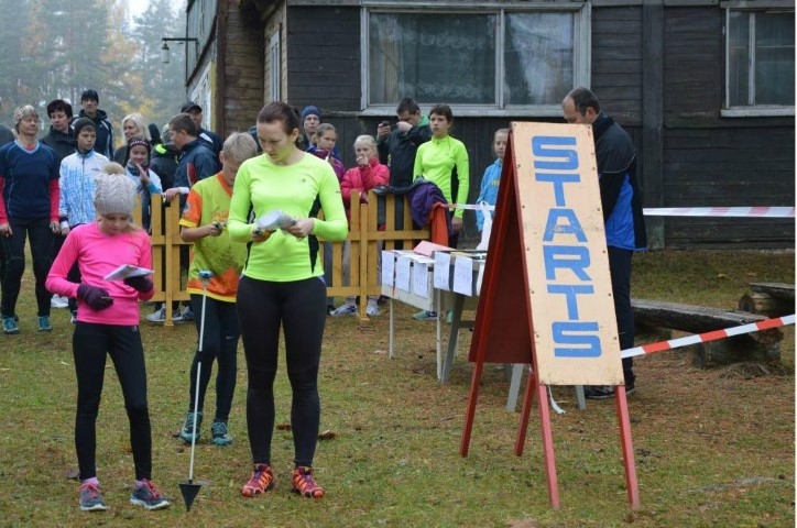 LABĀKO TRIJNIEKĀ. Startam gatavojas māmiņa Olita Znotiņa ar meitu Kristu no Pļaviņām.                                     
Autors: no sporta biedrības “Jaujas”  
