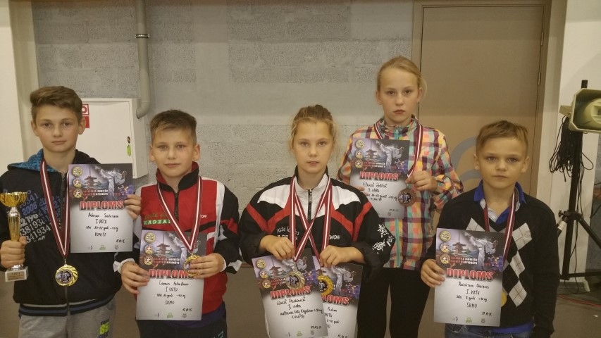 JAUNIE ČEMPIONI — karatē kluba “Kadzan” audzēkņi Artūrs Sviderskis (no kreisās), Leons Fetkuļins, Līna Padoma, Elīna Zelča un Renārs Dūniņš.                                                                                         