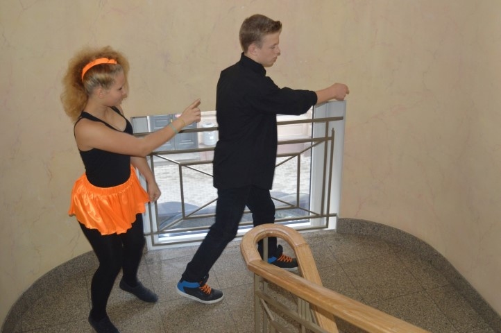 DEJO. Laura un Mārtiņš izmantoja katru iespēju mēģināt pirms priekšnesuma.                                                                        
Autors: no deju grupas “Cristal”