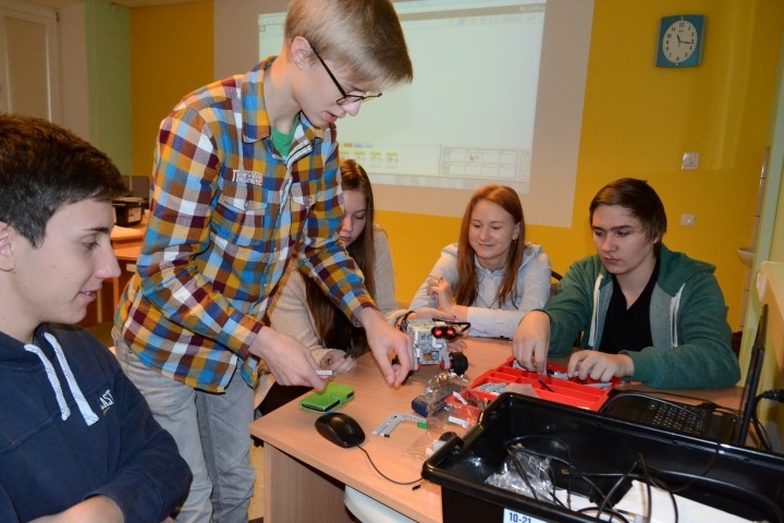 Mūsdienu konstruktors spēj kļūt par robotu. Aizkraukles novada ģimnāzijas jaunieši pāris stundās “iedvesa” dzīvību plastmasu un metāla kaudzē.
Autors: Imants Kaziļuns